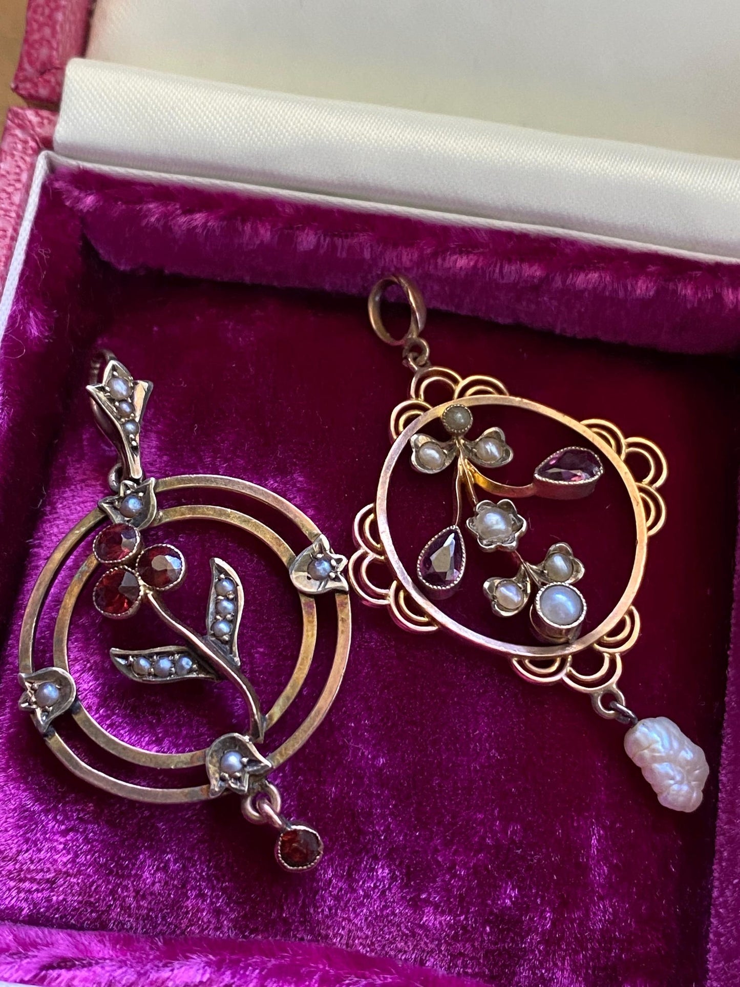 Antique Edwardian Round Openwork Tulip Flower Lavalier Dangle Pendant with Cherry Red Garnets and Seed Pearls in 9k Gold circa 1910, Drop, Necklace, 1900's