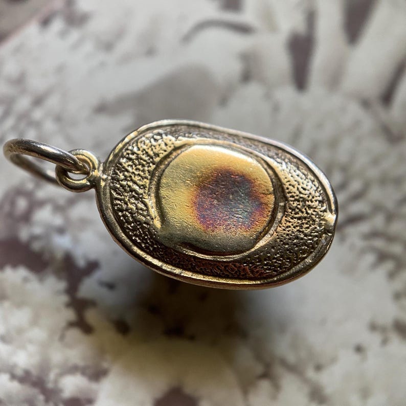 Vintage Mid-Century Articulated Magician’s Textured Top Hat with Hidden White Enamel Bunny in 9k Gold, Rabbit in a Hat Trick, Pendant, 1950s, 1960s