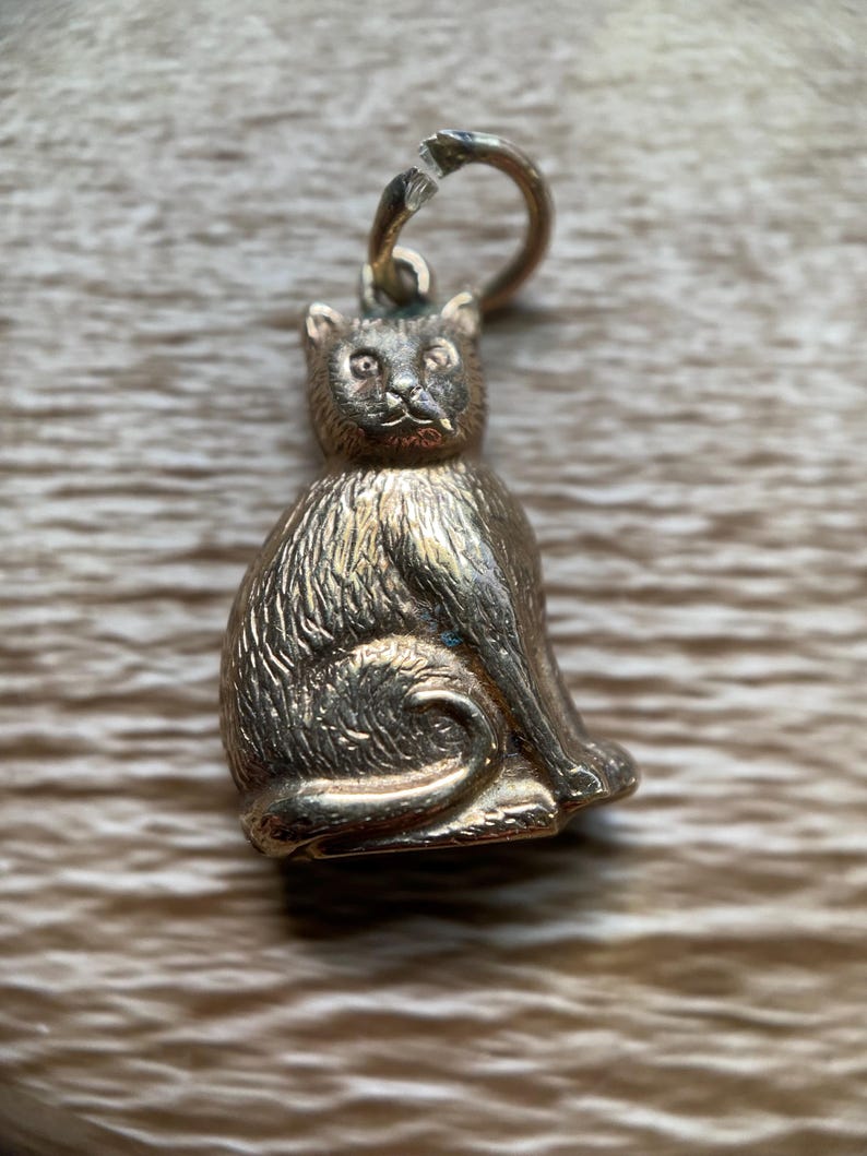 Vintage English Puffy Detailed Sitting Cat Charm with Birmingham Hallmarks in 9k Gold circa 1975, Pendant, 1970's, Kitten, Animal, Figural