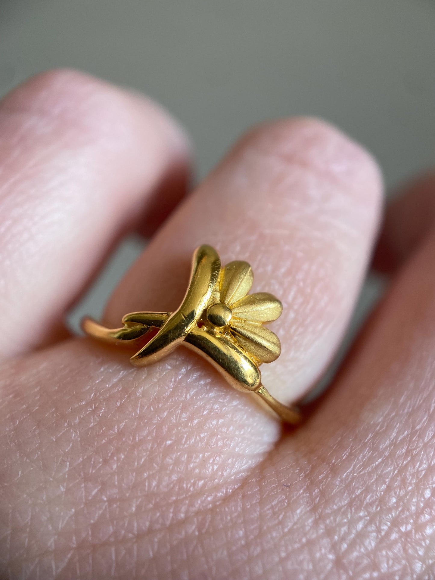 Vintage High Karat Floral Swipe Stacking Ring in Solid 22k Gold c. 1970, Stackable, Thin, Delicate, Lover's Knot, Retro, Art Nouveau