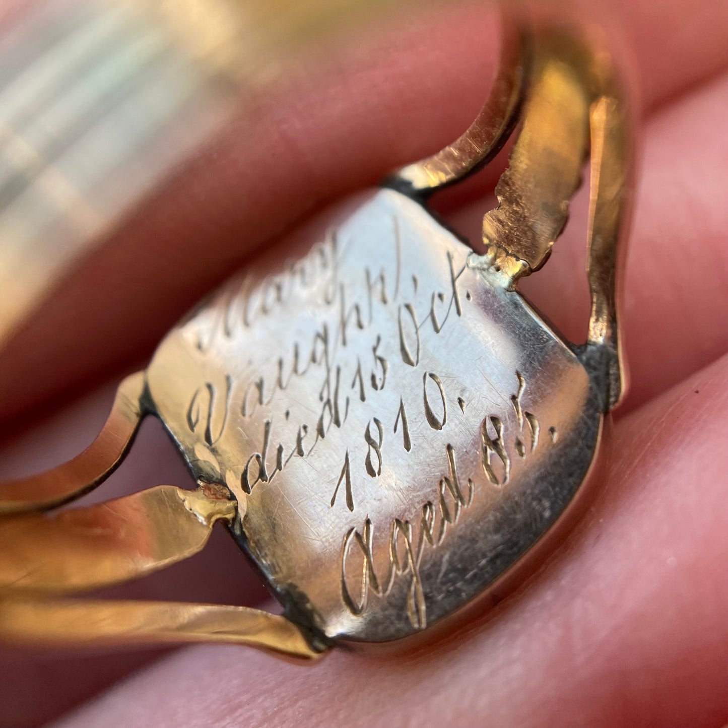Antique Georgian Mourning Enamel Urn Ring with Glass Hairwork Compartment in 18k Gold c. 1810, Memorial, Memento Mori, Neoclassical, 1800's