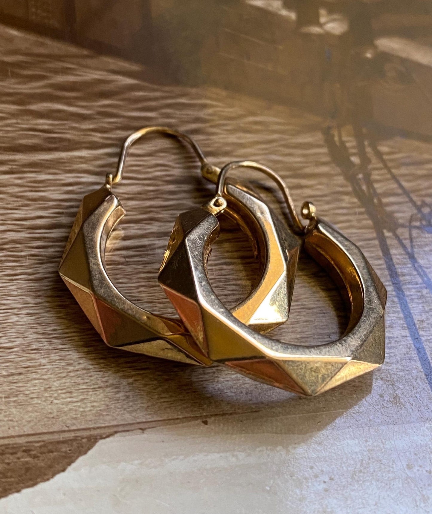 Vintage English Medium-Sized Faceted Geometric Creole Huggie Hoops Hallmarked c. 1978 in 9k Gold, French, 1970's, Sleeper, Provincial
