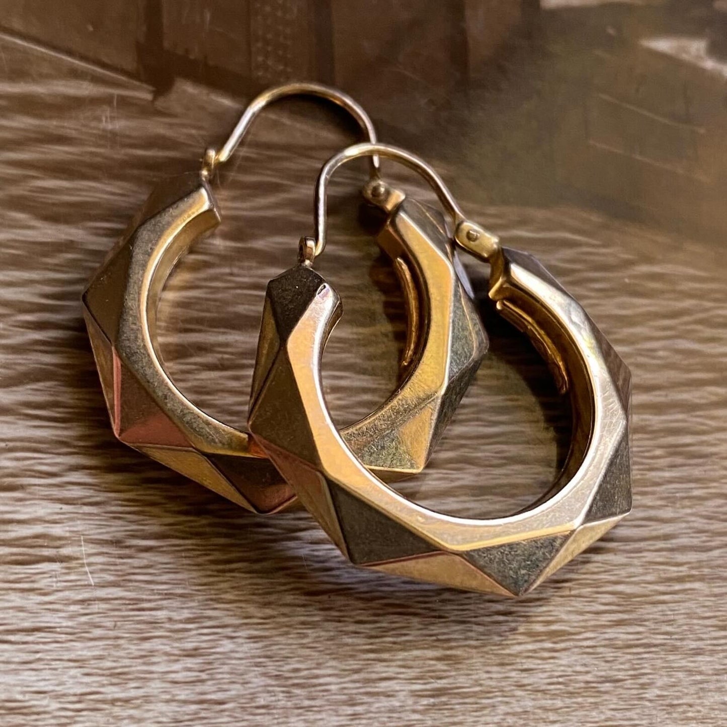 Vintage English Medium-Sized Faceted Geometric Creole Huggie Hoops Hallmarked c. 1978 in 9k Gold, French, 1970's, Sleeper, Provincial