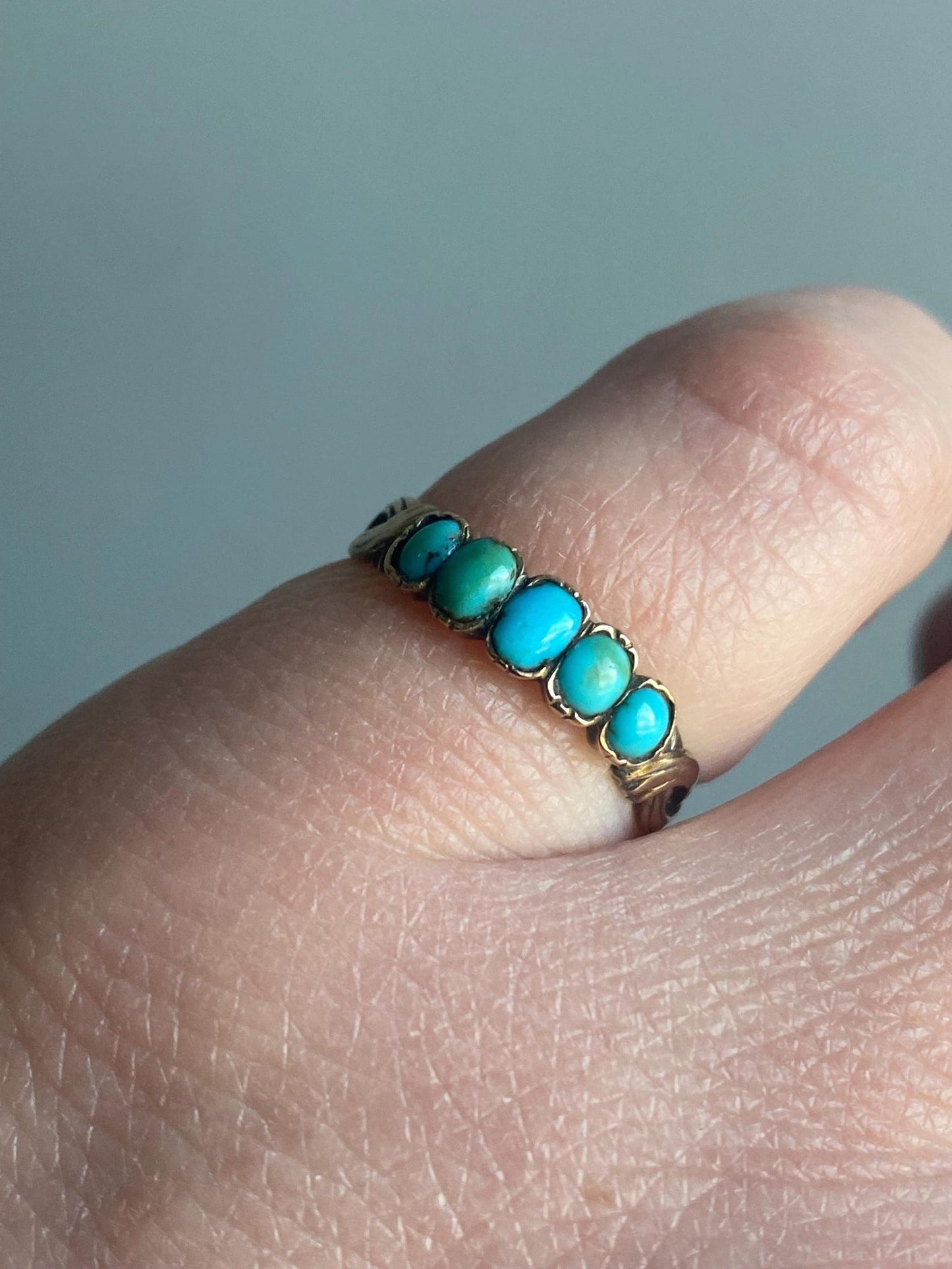 Antique Georgian Dainty and Slim Graduated 5 Stone Half Hoop Turquoise Ring w/ Swirling Open Shoulders in 9k Gold, 1800s, Stacking, Eternity
