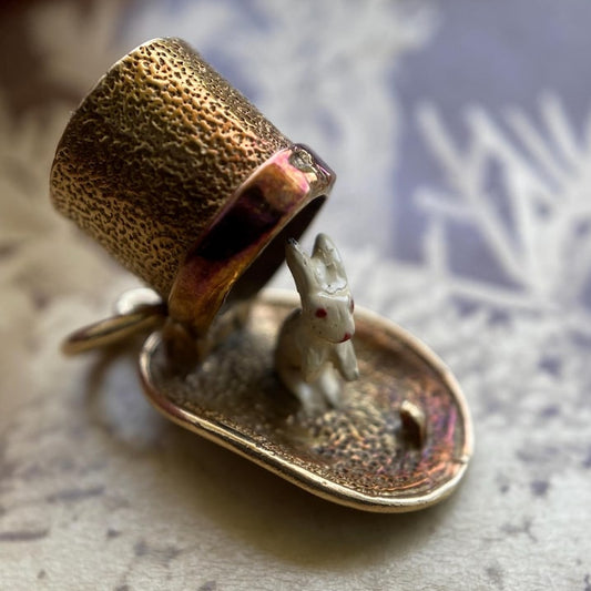 Vintage Mid-Century Articulated Magician’s Textured Top Hat with Hidden White Enamel Bunny in 9k Gold, Rabbit in a Hat Trick, Pendant, 1950s, 1960s