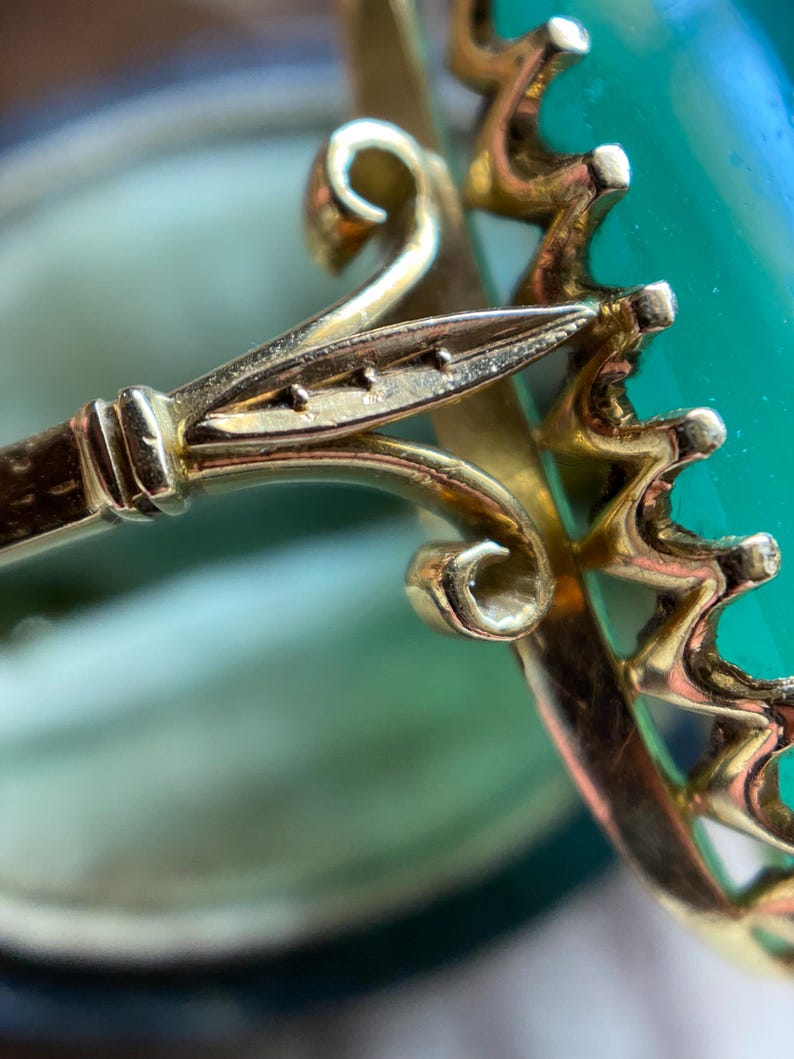 Antique Victorian Knife Edge Marquise Cabochon Claw-Set Candy Apple Green Chrysoprase Ring in 18k Gold, Navette, Oval, Cocktail, 1800's, Prong