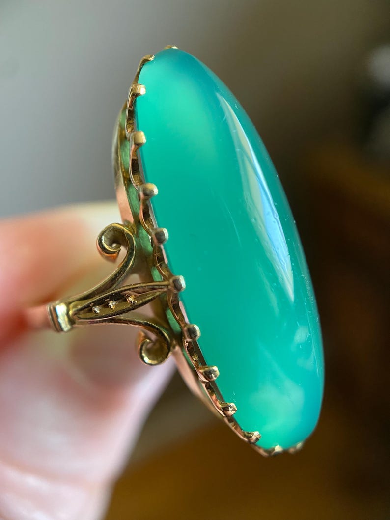 Antique Victorian Knife Edge Marquise Cabochon Claw-Set Candy Apple Green Chrysoprase Ring in 18k Gold, Navette, Oval, Cocktail, 1800's, Prong
