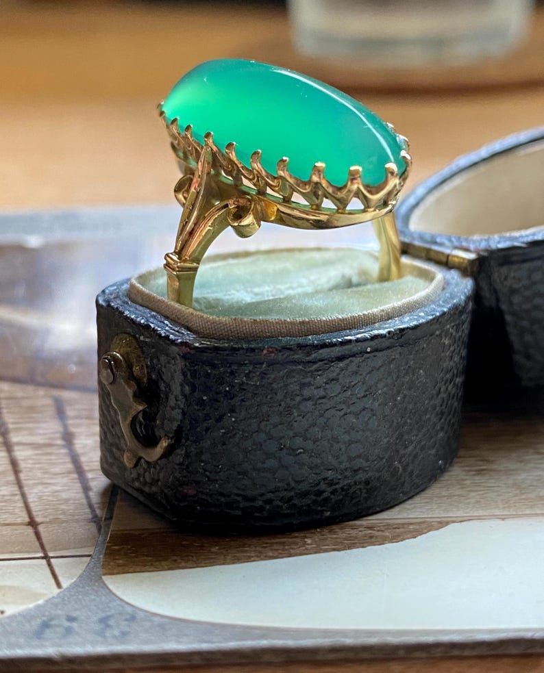 Antique Victorian Knife Edge Marquise Cabochon Claw-Set Candy Apple Green Chrysoprase Ring in 18k Gold, Navette, Oval, Cocktail, 1800's, Prong