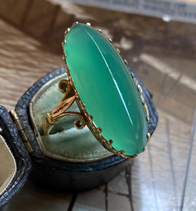 Antique Victorian Knife Edge Marquise Cabochon Claw-Set Candy Apple Green Chrysoprase Ring in 18k Gold, Navette, Oval, Cocktail, 1800's, Prong