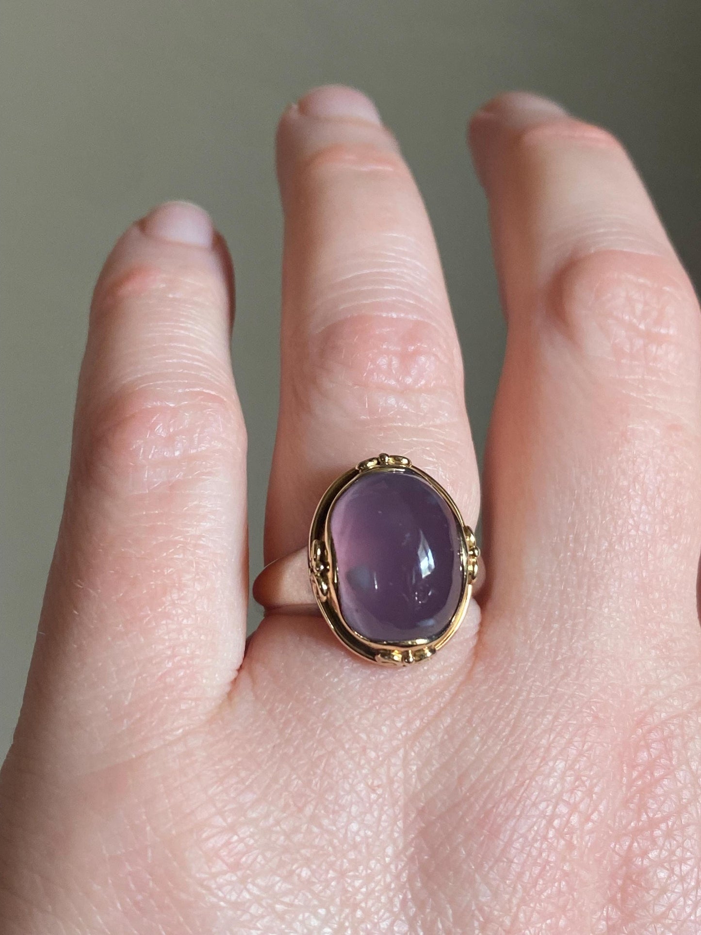 Vintage Large Hazy Oval Lilac Purple Chalcedony Cabochon Ring in a Mixed Metal Setting with Silver and 14k Gold, Yurman, 1980s, One of a Kind
