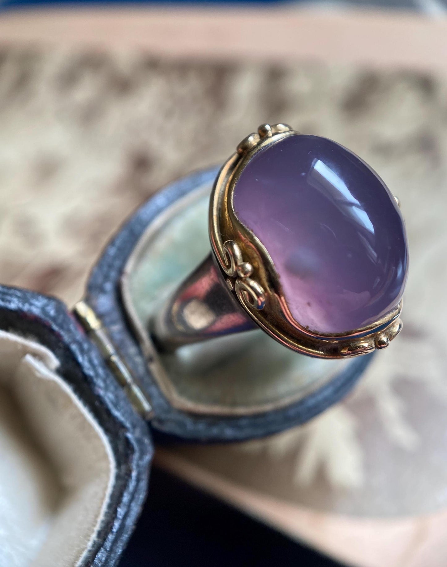 Vintage Large Hazy Oval Lilac Purple Chalcedony Cabochon Ring in a Mixed Metal Setting with Silver and 14k Gold, Yurman, 1980s, One of a Kind