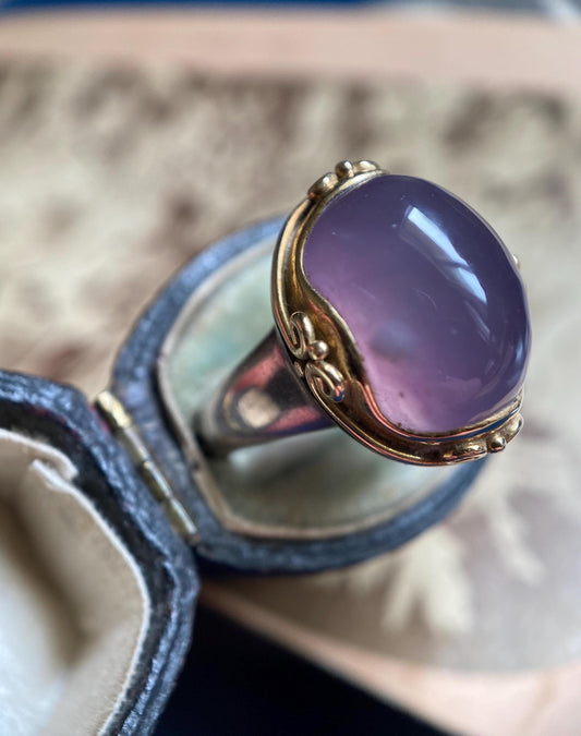 Vintage Large Hazy Oval Lilac Purple Chalcedony Cabochon Ring in a Mixed Metal Setting with Silver and 14k Gold, Yurman, 1980s, One of a Kind