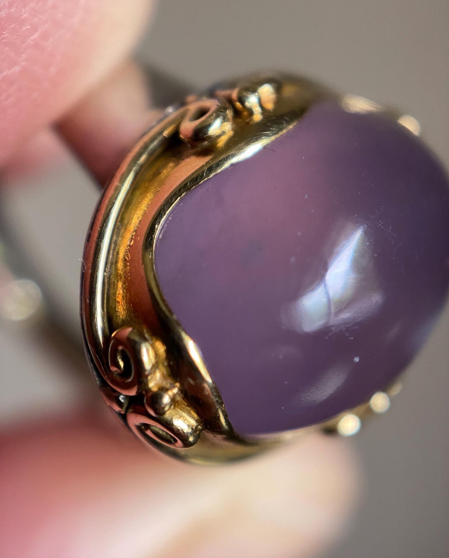 Vintage Large Hazy Oval Lilac Purple Chalcedony Cabochon Ring in a Mixed Metal Setting with Silver and 14k Gold, Yurman, 1980s, One of a Kind