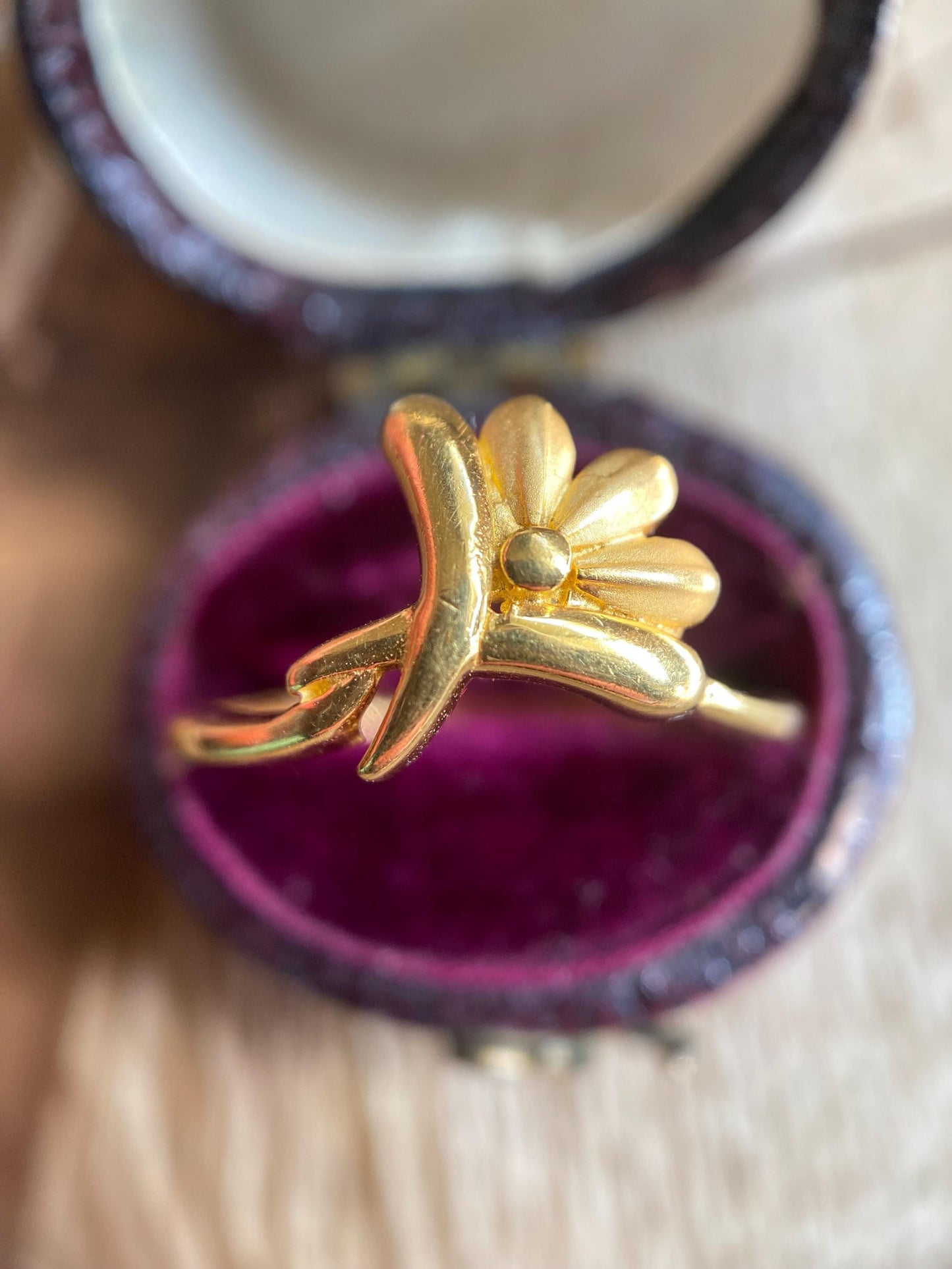 Vintage High Karat Floral Swipe Stacking Ring in Solid 22k Gold c. 1970, Stackable, Thin, Delicate, Lover's Knot, Retro, Art Nouveau