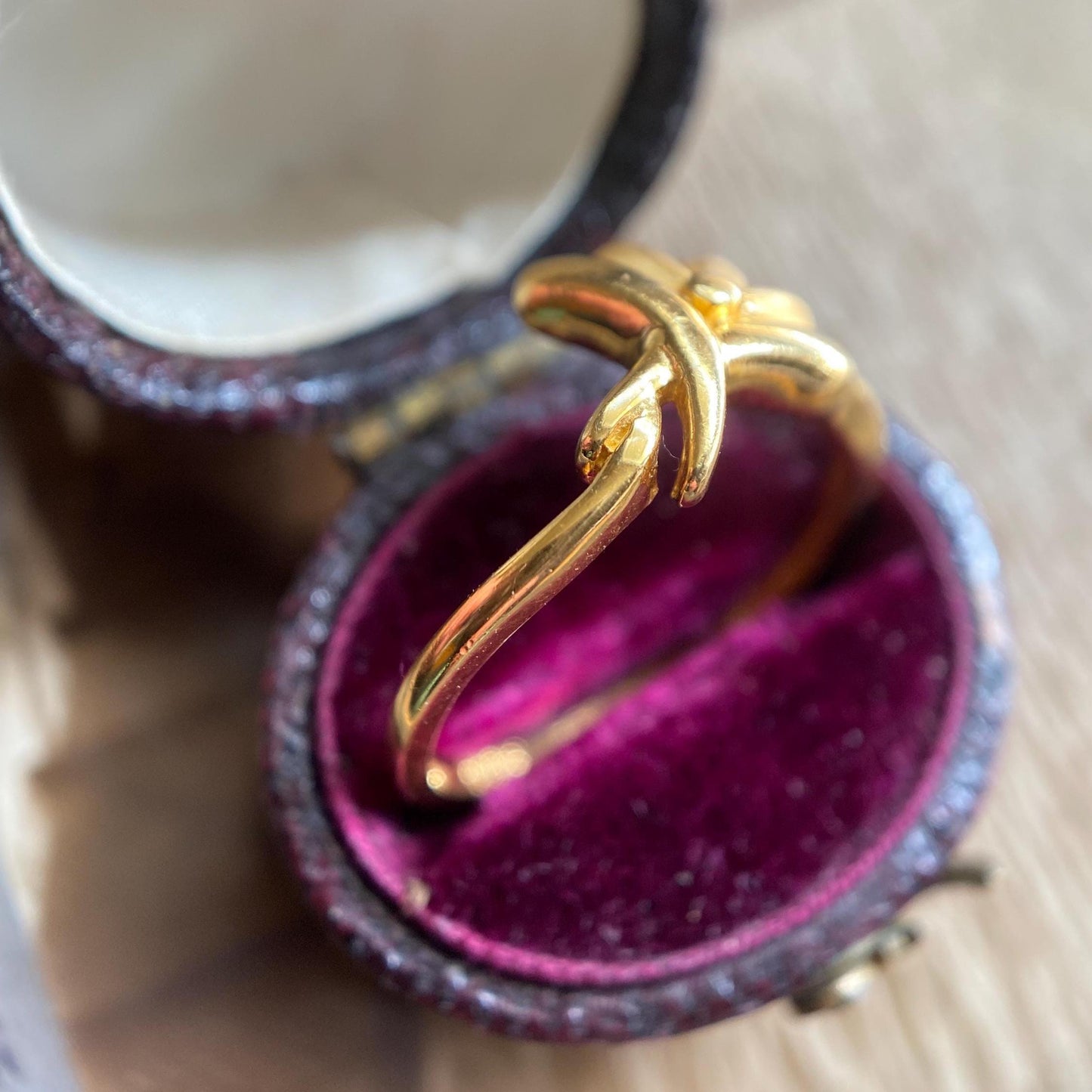 Vintage High Karat Floral Swipe Stacking Ring in Solid 22k Gold c. 1970, Stackable, Thin, Delicate, Lover's Knot, Retro, Art Nouveau