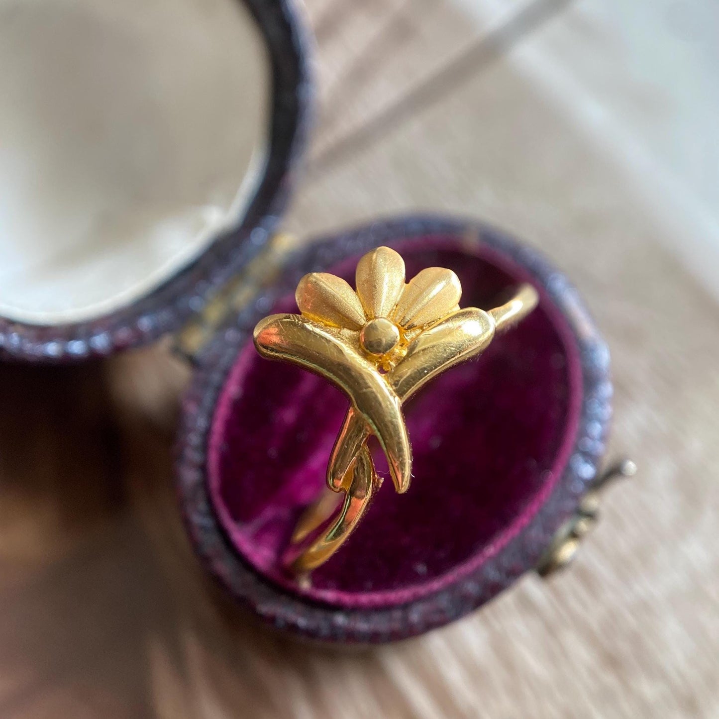 Vintage High Karat Floral Swipe Stacking Ring in Solid 22k Gold c. 1970, Stackable, Thin, Delicate, Lover's Knot, Retro, Art Nouveau