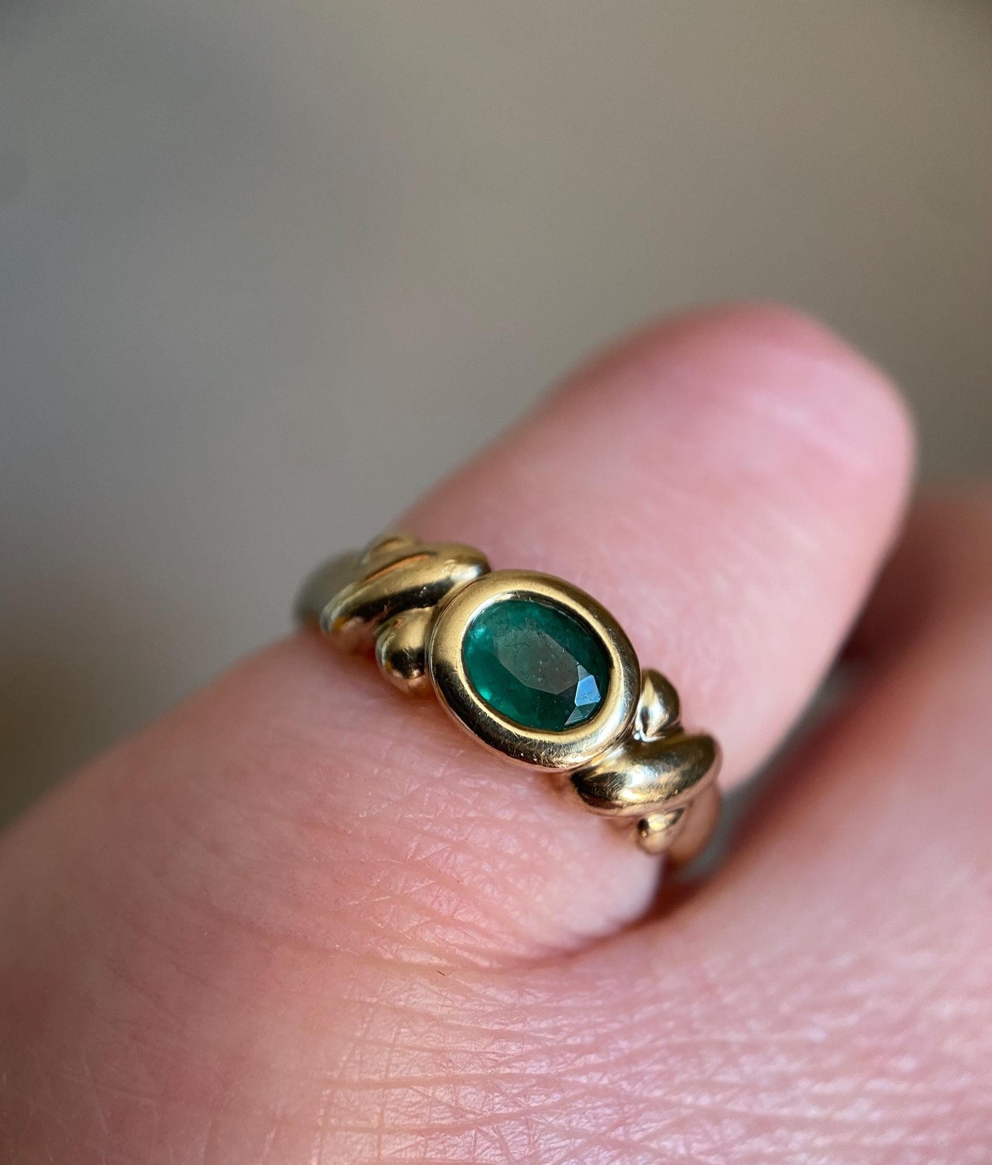 Vintage Retro Oval Bezel Set Emerald Solitaire Crisscross Band Stacking Ring in 10k Gold c 1980, Stackable, Estate, Twist, Knot, X, Mid Cen