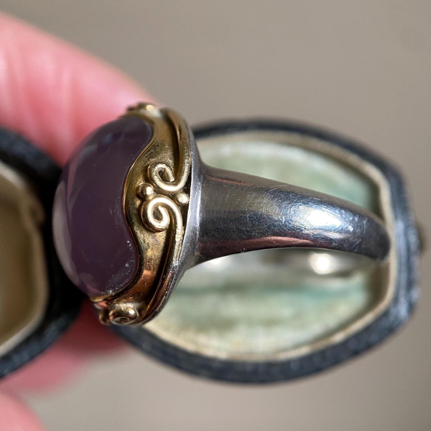 Vintage Large Hazy Oval Lilac Purple Chalcedony Cabochon Ring in a Mixed Metal Setting with Silver and 14k Gold, Yurman, 1980s, One of a Kind