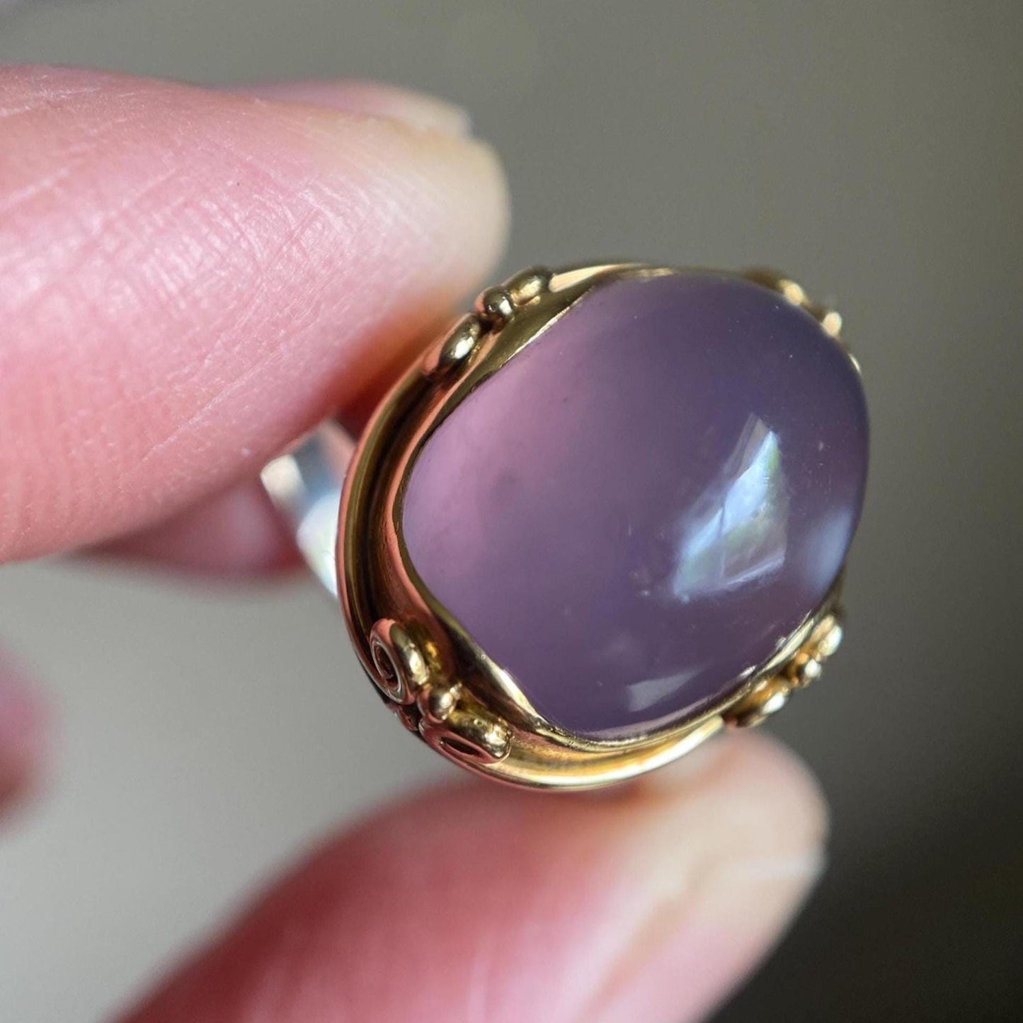 Vintage Large Hazy Oval Lilac Purple Chalcedony Cabochon Ring in a Mixed Metal Setting with Silver and 14k Gold, Yurman, 1980s, One of a Kind