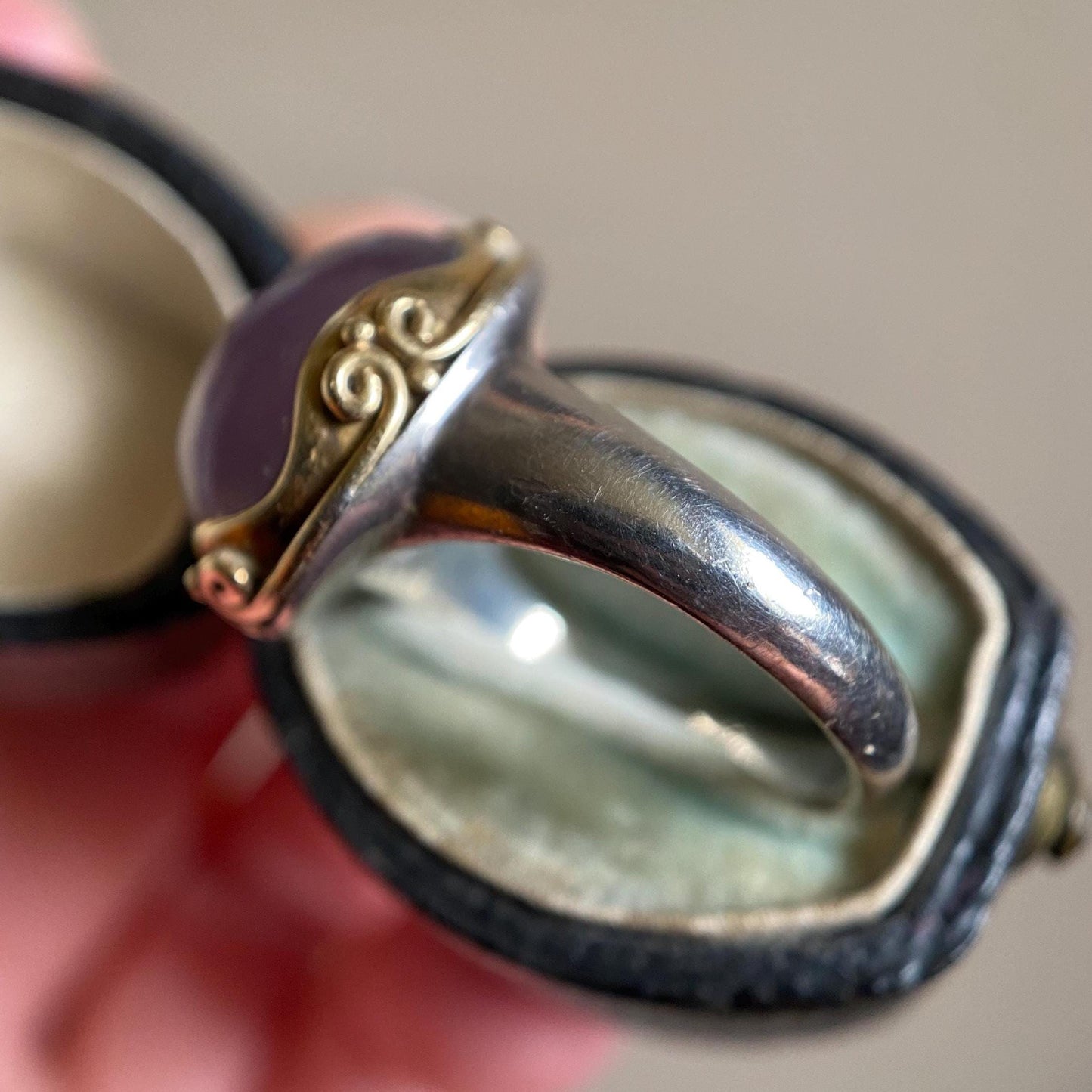 Vintage Large Hazy Oval Lilac Purple Chalcedony Cabochon Ring in a Mixed Metal Setting with Silver and 14k Gold, Yurman, 1980s, One of a Kind