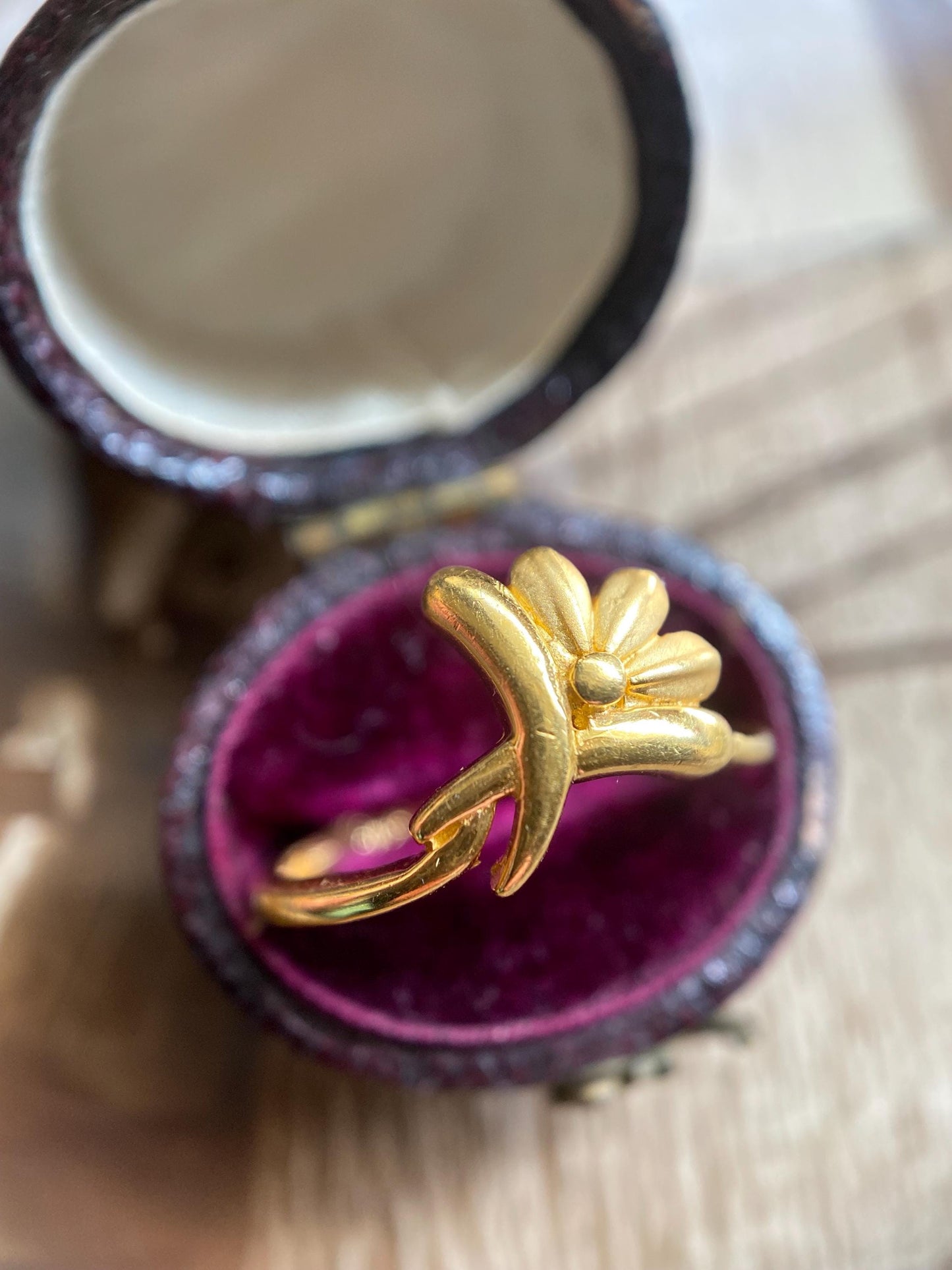 Vintage High Karat Floral Swipe Stacking Ring in Solid 22k Gold c. 1970, Stackable, Thin, Delicate, Lover's Knot, Retro, Art Nouveau