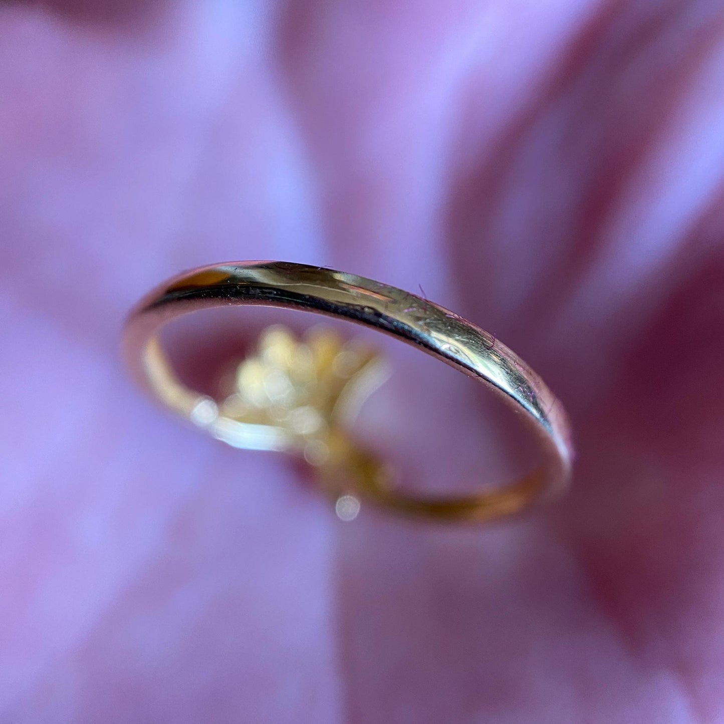 Vintage High Karat Floral Swipe Stacking Ring in Solid 22k Gold c. 1970, Stackable, Thin, Delicate, Lover's Knot, Retro, Art Nouveau