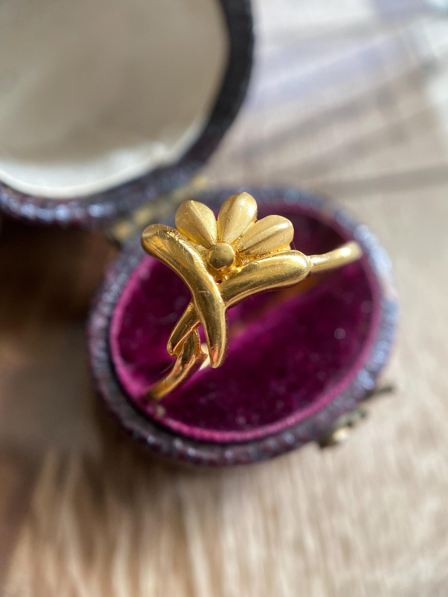 Vintage High Karat Floral Swipe Stacking Ring in Solid 22k Gold c. 1970, Stackable, Thin, Delicate, Lover's Knot, Retro, Art Nouveau