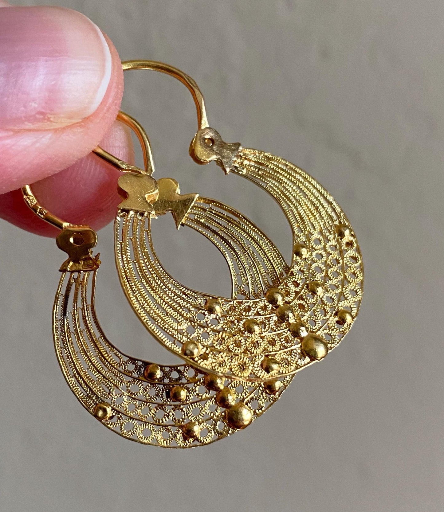 Vintage Portuguese High Karat Woven & Beaded Filigree Small Huggie Hoop Earrings 19k Gold, Arrecadas, Cannetille, Openwork, Estate, Sleeper