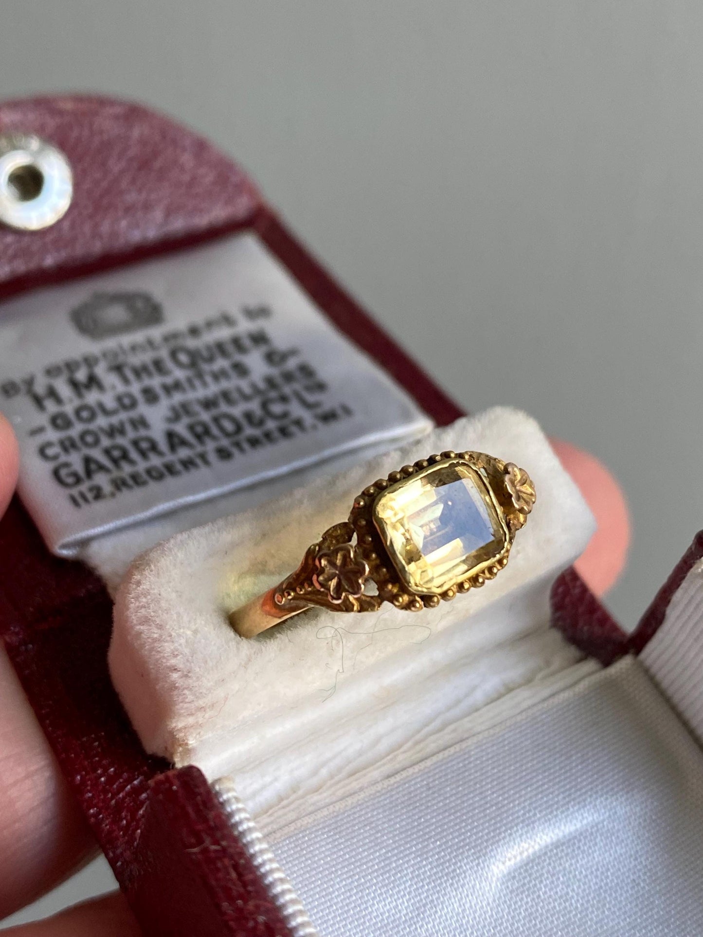 Antique Georgian Foiled Rectangular Yellow Citrine Solitaire Ring w/ Applied Cupped Flower Shoulders in 18k Gold c 1840, Closed Back, Button