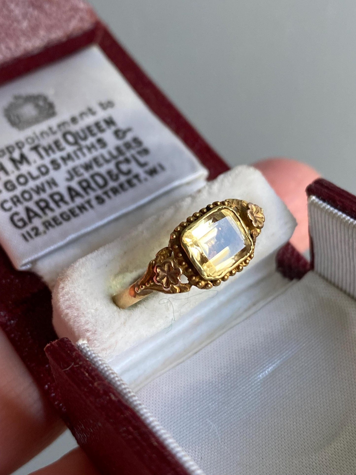 Antique Georgian Foiled Rectangular Yellow Citrine Solitaire Ring w/ Applied Cupped Flower Shoulders in 18k Gold c 1840, Closed Back, Button