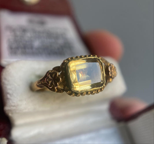Antique Georgian Foiled Rectangular Yellow Citrine Solitaire Ring w/ Applied Cupped Flower Shoulders in 18k Gold c 1840, Closed Back, Button
