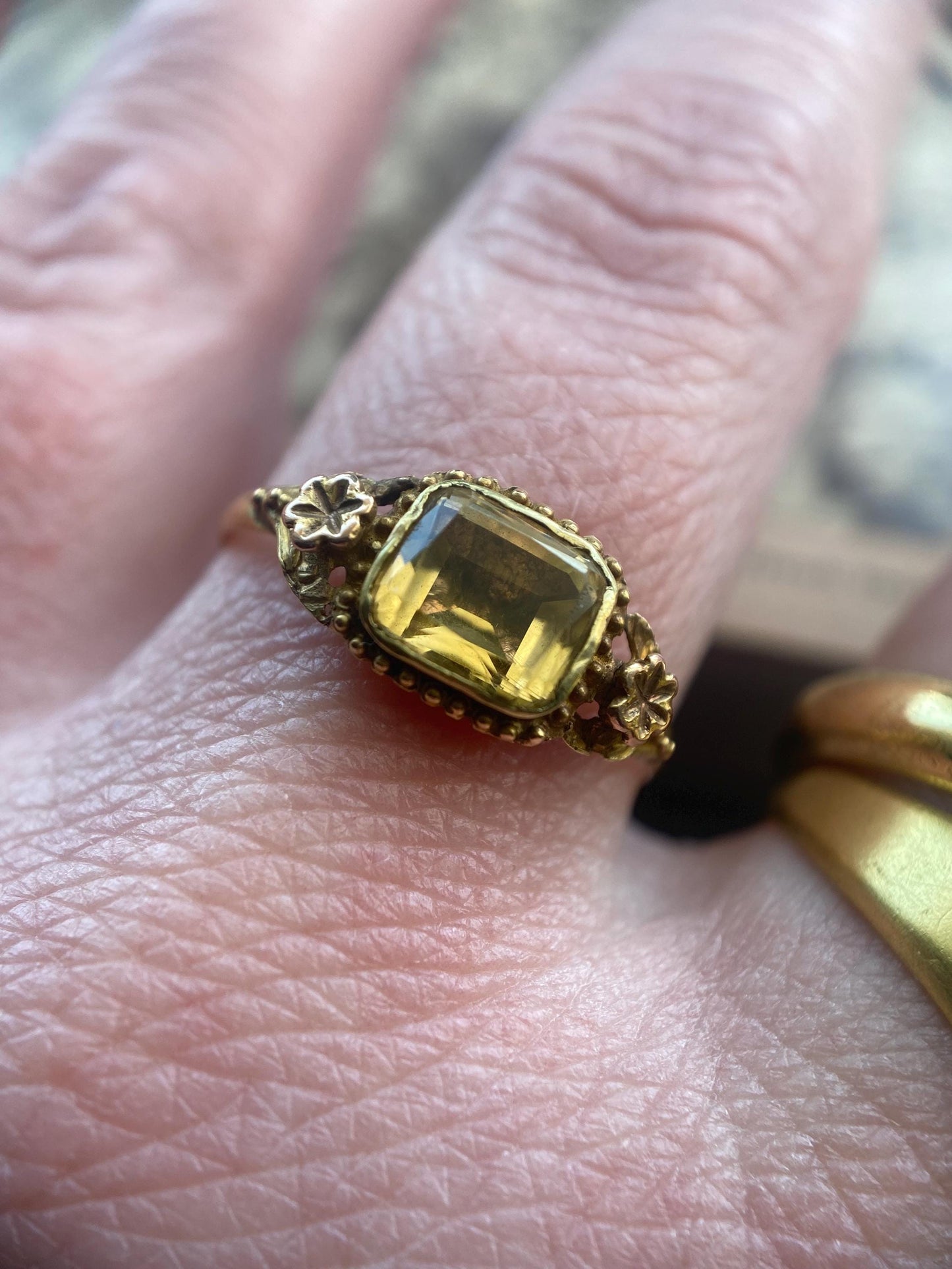 Antique Georgian Foiled Rectangular Yellow Citrine Solitaire Ring w/ Applied Cupped Flower Shoulders in 18k Gold c 1840, Closed Back, Button