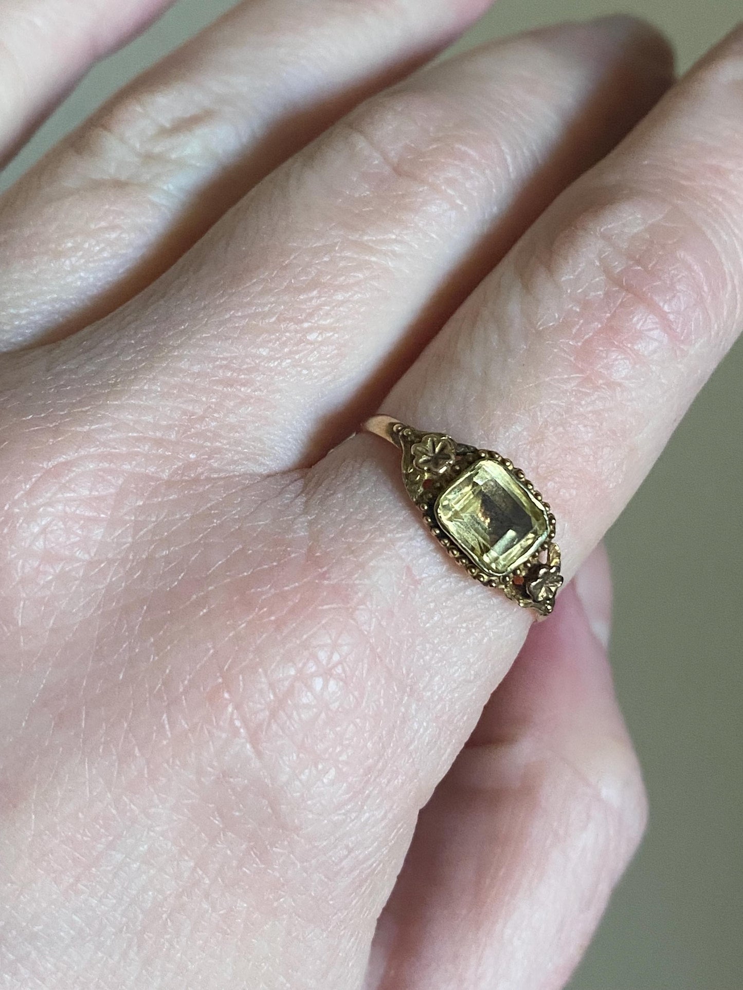 Antique Georgian Foiled Rectangular Yellow Citrine Solitaire Ring w/ Applied Cupped Flower Shoulders in 18k Gold c 1840, Closed Back, Button
